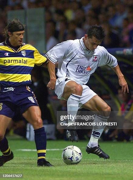 le joueur lillois Abdelilah Fahmi est à la lutte avec le Parmesan