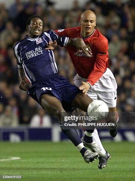 Le joueur lillois Dagui Bakari est à la lutte avec le défenseur de Manchester United, Wesley Brown, le 18 septembre 2001 au stade d'Old Trafford à...