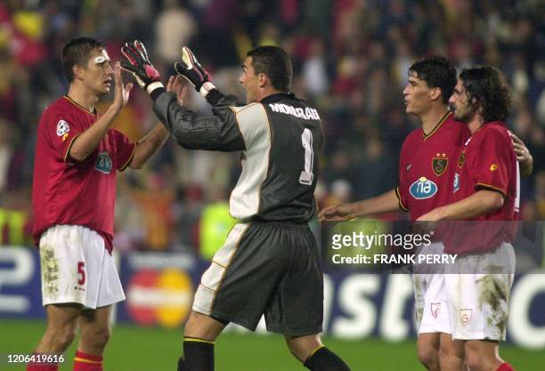 Le gardien de l'équipe turque de Galatasaray, Ali Faryd Mondragon et Asik Emre expriment leur joie, le 26 septembre 2001 au stade de la Beaujoire de...