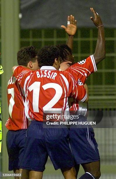 Les joueurs lillois laissent éclater leur joie après avoir inscrit le but égalisateur, le 10 Octobre 2001 au stade Félix Bollaert de Lens, lors du...