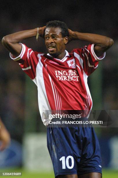 L'attaquant lillois Dagui Bakari montre sa déception après avoir raté un tir, le 10 octobre 2001 au stade Bollaert de Lens, lors du match Lille/La...