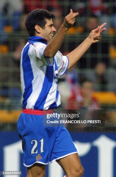 Le milieu de terrain de La Corogne Juan-Carlos Valeron laisse éclater sa joie, après avoir inscrit un but, le 10 octobre 2001 au stade Bollaert de...