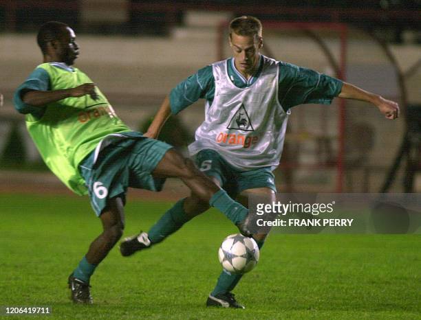 Le milieu de terrain nantais Salomon Olembe et son coéquipier le défenseur Nicolas Gillet participent, le 15 octobre 2001 à Istanbul, à une séance...