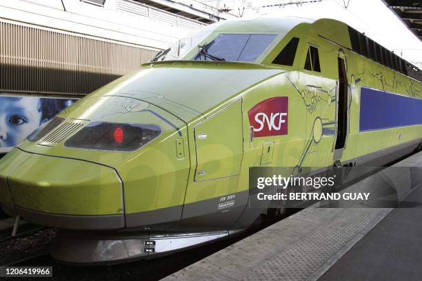 Des voyageurs montent, le 29 juin 2006 sur un quai de la Gare de l'Est à Paris, dans une rame du TGV Est qui circule depuis le 26 juin dernier entre...