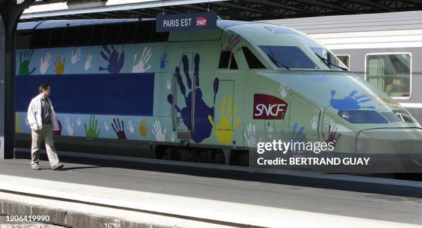 Une personne passe, le 29 juin 2006 sur le quai de la Gare de l'Est à Paris, devant une rame du TGV Est qui circule depuis le 26 juin dernier entre...