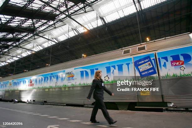 Une personne passe lors de l'inauguration, le 09 janvier 2007 gare de Lyon à Paris, devant un Train exposition pour apprendre à vivre sans la...