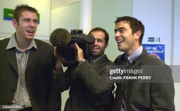 Les footballeurs du Football Club de Nantes-Atlantique, Sylvain Armand, Stéphane Ziani et Yves Deroff , filment l'arrivée de leur équipe à l'aéroport...