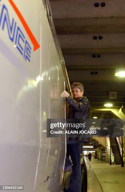 Sylvie Guédeville descend de son Train à grande vitesse , le 17 février 2005 à son arrivée gare Montparnasse à Paris. Sylvie Guédeville, 43 ans, est...