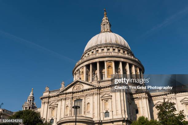 low angle view of st paul's cathedral, london, uk. - cathédrale saint paul londres photos et images de collection