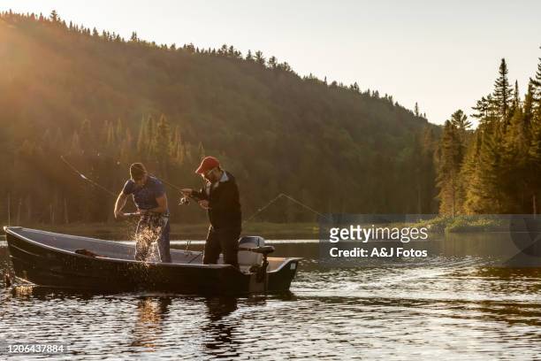 lac de pêche au début de l’été. - bateau de pêche photos et images de collection