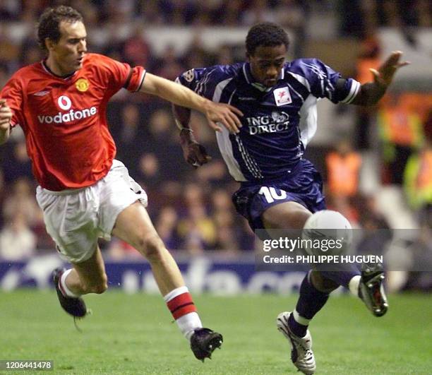 Le joueur lillois Dagui Bakari est à la lutte avec le défenseur de Manchester United le Français Laurent Blanc, le 18 Septembre 2001 au stade d'Old...