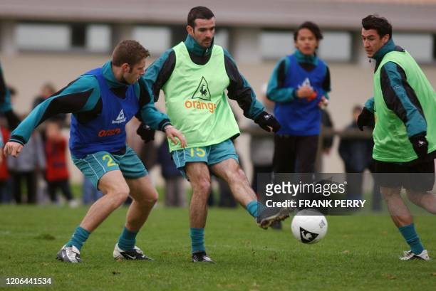 Les joueurs nantais, le milieu de terrain Nicolas Savinaud , le défenseur Sylvain Armand , et l'attaquant Viorel Moldovan, participent à une séance...