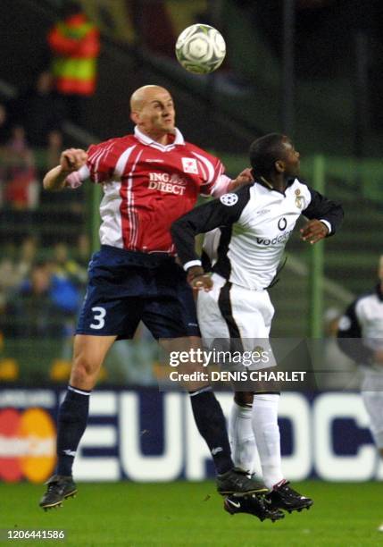 Le défenseur lillois Pascal Cygan est a la lutte récupére le ballon de le tête malgré l'oppositiondu joueur de Manchester United, Andy Cole, le 31...