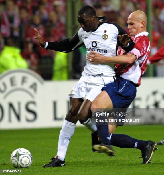 Le défenseur lillois Pascal Cygan tente de tacler l'attaquant de Manchester United, Andy Cole, le 31 octobre 2001 au stade Bollaert de Lens, lors de...