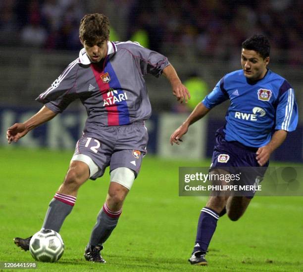 Le Lyonnais Juninho Pernambucano est à la lutte avec l'Allemand Yildiray Bastürk le 18 Septembre 2001 lors du match de la Ligue des Champions poule F...