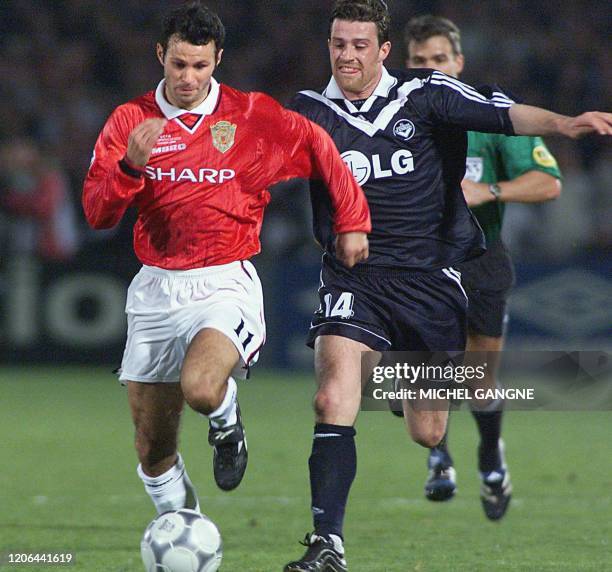 Le joueur de Manchester United Ryan Giggs déborde le défenseur des Girondins de Bordeaux François Grenet, le 07 mars 2000 au parc Lescure à Bordeaux,...