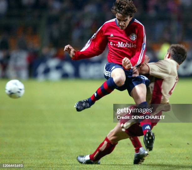 Le milieu de terrain lensois Antoine Sibierski est à la lutte avec le joueur du Bayern de Munich Owen Hargreaves, le 24 septembre 2002 au stade Félix...