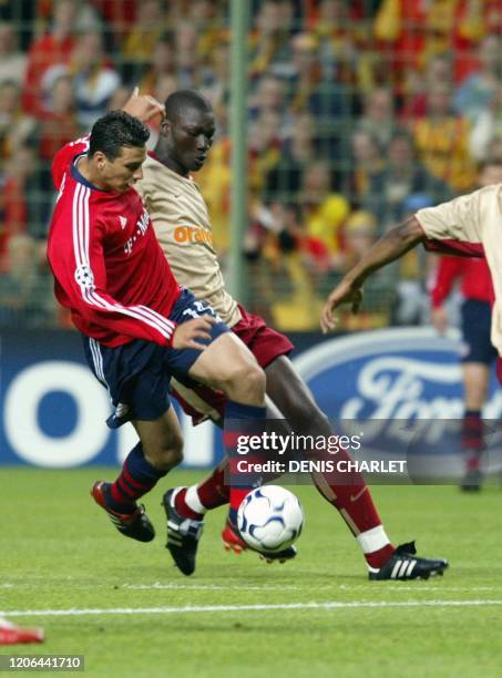 Le milieu de terrain malien le Lensois Seydou Keita est à la lutte avec le joueur du Bayern de Munich Claudio Pizarro, le 24 septembre 2002 au stade...