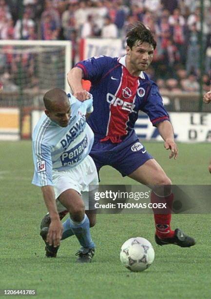 Photo prise le 24 mai 1997 du joueur du Paris SG Laurent Fournier luttant avec le strasbourgeois Stéphane Collet. La titularisation du défenseur de...