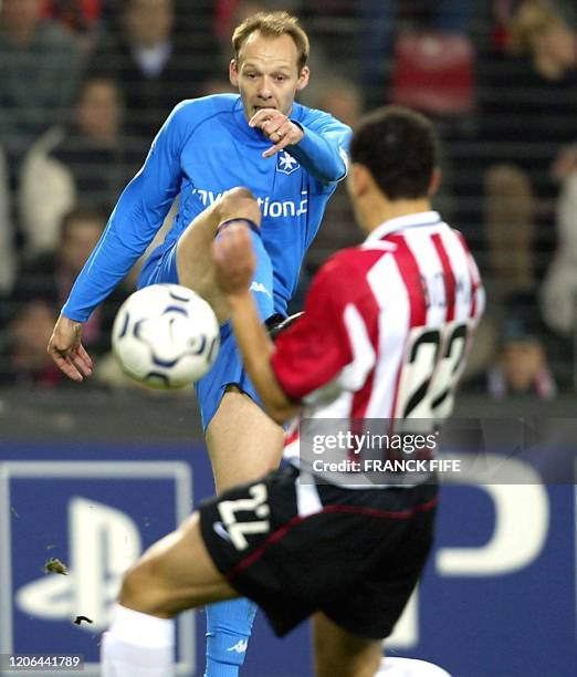 Le capitaine auxerrois Yann Lachuer est à la lutte avec le défenseur hollandais Wilfred Bouma, le 30 octobre 2002 à Eindhoven, lors de la rencontre...