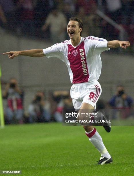 L'attaquant d'Amsterdam Zlatan Ibrahimovic exprime sa joie après avoir inscrit son deuxième but pour son équipe, le 17 septembre 2002 au stade Arena...