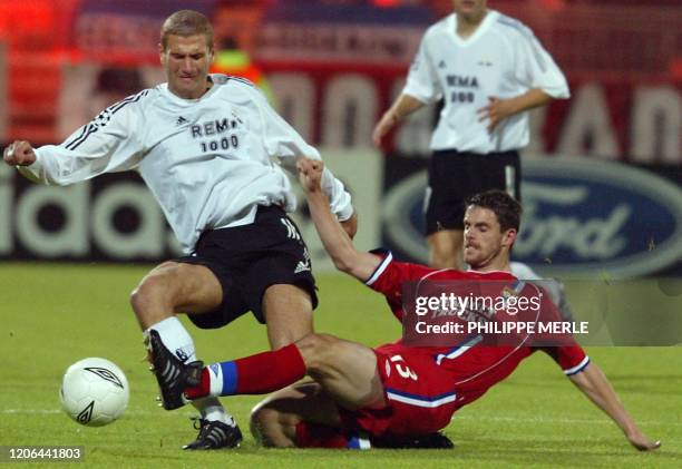 Le défenseur lyonnais jérémie Bréchet tente de tacler un joueur de Rosenborg, le 25 Septembre 2002 au stade Gerland à Lyon, lors du match...