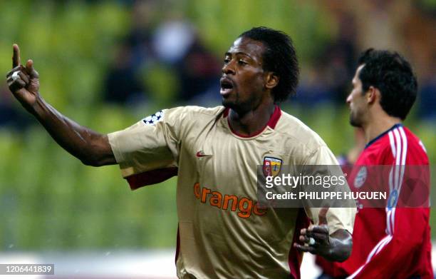 L'attaquant ivoirien de Lens Dagui Bakari laisse éclater sa joie après avoir inscrit un but pour son équipe, le 13 novembre 2002 à l'Olympiastadion...