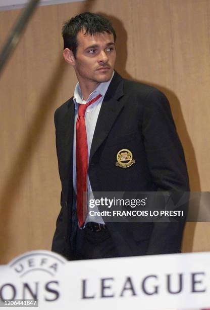 Le joueur français Willy Sagnol de l'équipe du Bayern de Munich répond aux journalistes, le 23 septembre 2002 dans un hôtel de Lesquin, à la veille...