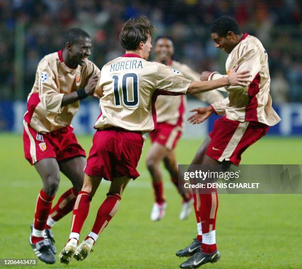 Les joueurs du RC Lens laissent exploser leur joie le 23 octobre 2002 au stade Felix Bollaert à Lens, après avoir inscrit un but pour son équipe lors...