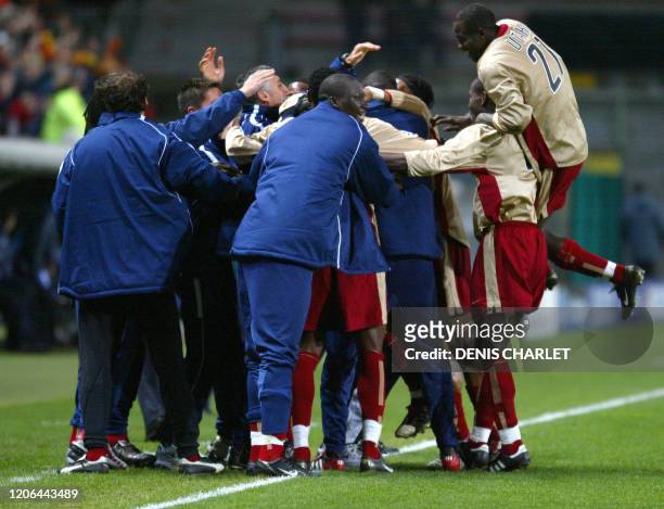 Les joueurs et les membres de l'encadrement du RC Lens laissent exploser leur joie, le 23 octobre 2002 au stade Felix Bollaert à Lens, après avoir...