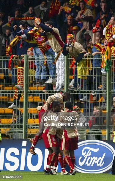 Le Lensois laisse exploser sa joie après avoir inscrit un but, le 29 octobre 2002 face à l'AC Milan lors de la rencontre entre le RC Lens et l'AC...