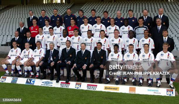Photo, prise le 22 juillet 2002 à Lyon, de l'équipe de l'Olympique Lyonnais qui participera à la saison 2002/2003 du championnat de France de...