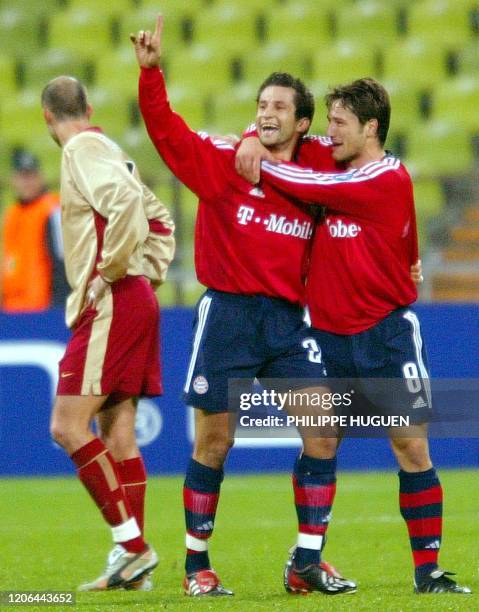 Les joueurs du Bayern de Munich, Hasan Salihamidzic et Niko Kovac laissent éclater leur joie devant le milieu de terrain lensois, Antoine Sibierski ,...