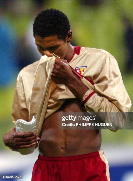 L'attaquant nigérian de Lens, John Utaka pleure à l'issue du match nul contre le Bayern de Munich, le 13 novembre 2002 à l'Olympiastadion de Munich,...