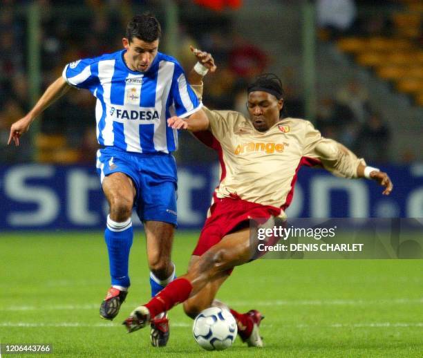Le défenseur camerounais du RC Lens, Rigobert Song , est à la lutte avec le milieu de terrain hollandais du Deportivo La Corogne, Roy Makaay, le 23...