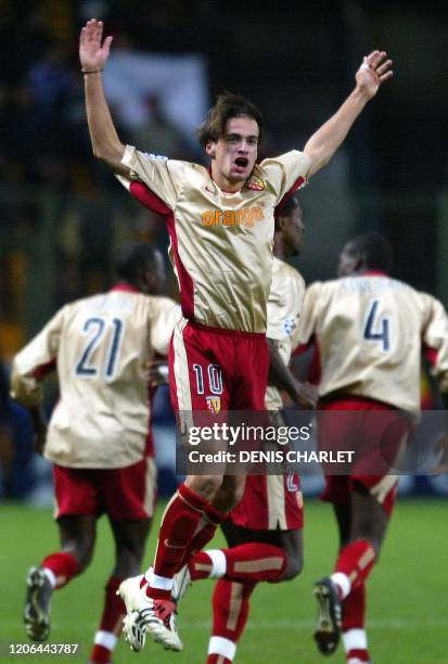 Le milieu de terrain lensois Daniel Moreira laisse exploser sa joie, le 23 octobre 2002 au stade Felix Bollaert à Lens, après avoir inscrit un but...