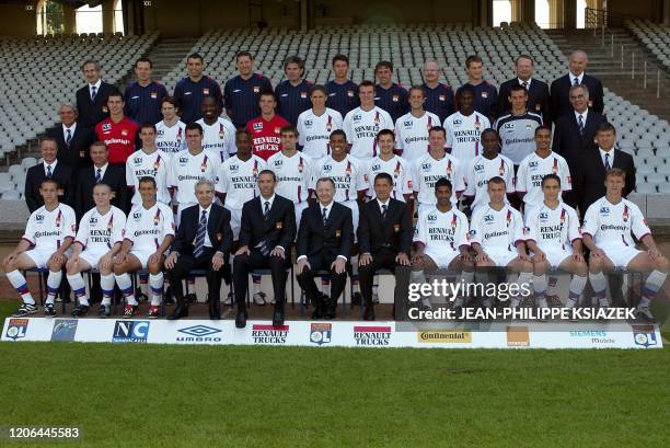 Photo, prise le 22 juillet 2002 à Lyon, de l'équipe de l'Olympique Lyonnais qui participera à la saison 2002/2003 du championnat de France de...