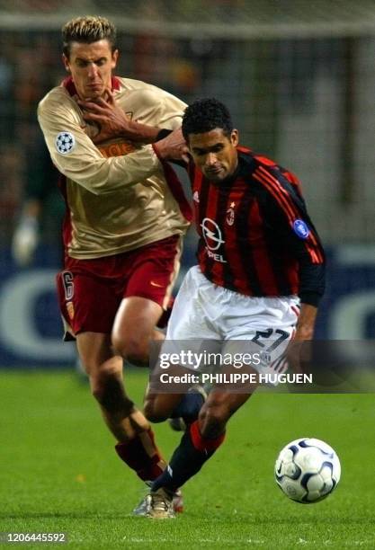 Le joueur brésilien du Milan AC Serginho est à la lutte avec le défenseur polonais du RC Lens Jacek Back, le 29 octobre 2002, au stade Félix Bollaert...