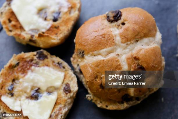 hot cross buns - hot cross buns stock-fotos und bilder