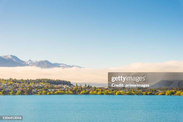 vista notturna paesaggio naturale nel distretto cbd queenstown con lago e montagne isola meridionale nuova zelanda - arrowtown foto e immagini stock