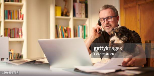 eigenaar van een klein bedrijf - middle age man with dog stockfoto's en -beelden