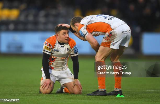 Chris Pennell of Worcester Warriors and Duncan Weir of Worcester Warriors react after missing a last minute penalty kick during the Gallagher...