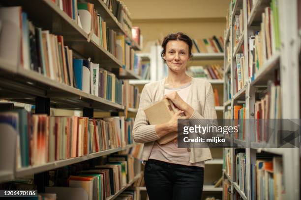 woman working in library - bibliotecário imagens e fotografias de stock