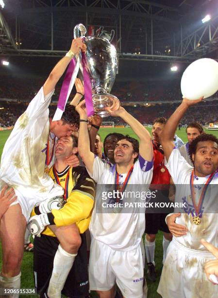 Les joueurs du Real Madrid font un tour d'honneur avec le trophée de la Coupe d'Europe des clubs champions qu'ils viennent de remporter, le 20 mai à...