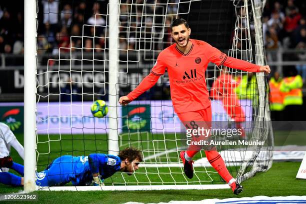 Mauro Icardi of Paris Saint-Germain reacts after scoring during the Ligue 1 match between Amiens and Paris at Stade de la Licorne on February 15,...