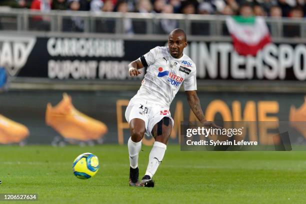 Amiens' Gael Kakuta during the Ligue 1 match between Amiens and Paris at Stade de la Licorne on February 15, 2020 in Amiens, France.