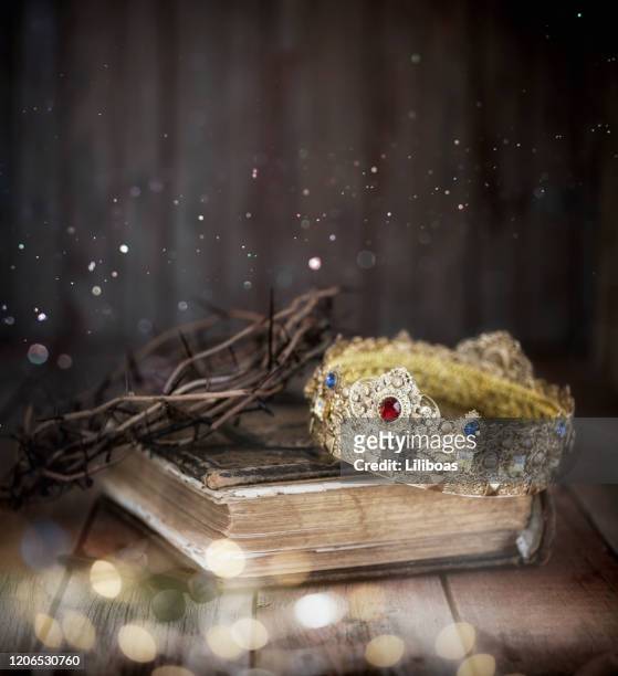 easter crown of thorns - gold crown stock pictures, royalty-free photos & images