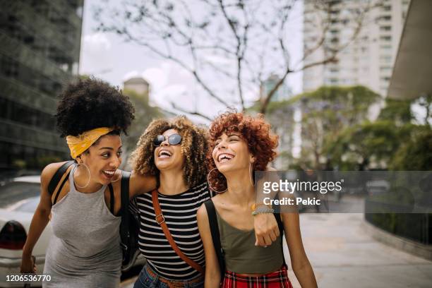 drie vriendinnen die pret in de stad hebben - vriendin stockfoto's en -beelden