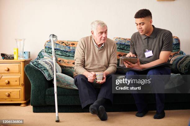 support worker con client - servizio sociale foto e immagini stock