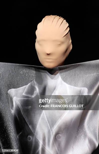 Model presents a creation by Belgian deisgner Martin Margiela during the spring/summer 2009 ready-to-wear collection show in Paris, on September 29,...